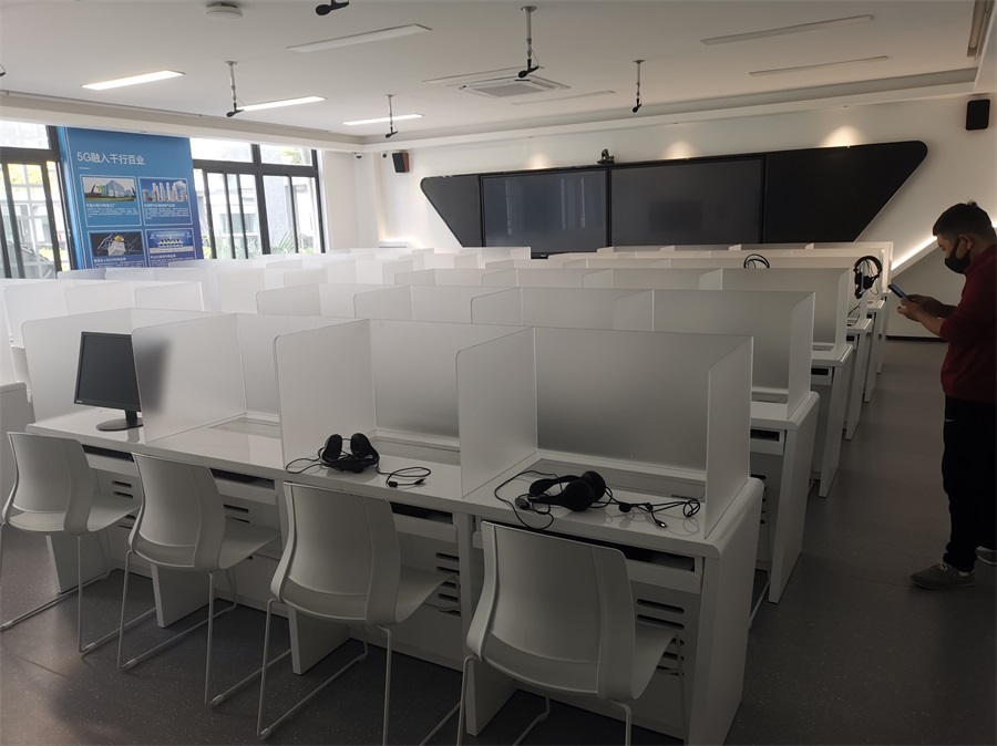 深圳明德實驗學校屏風語音多媒體教室