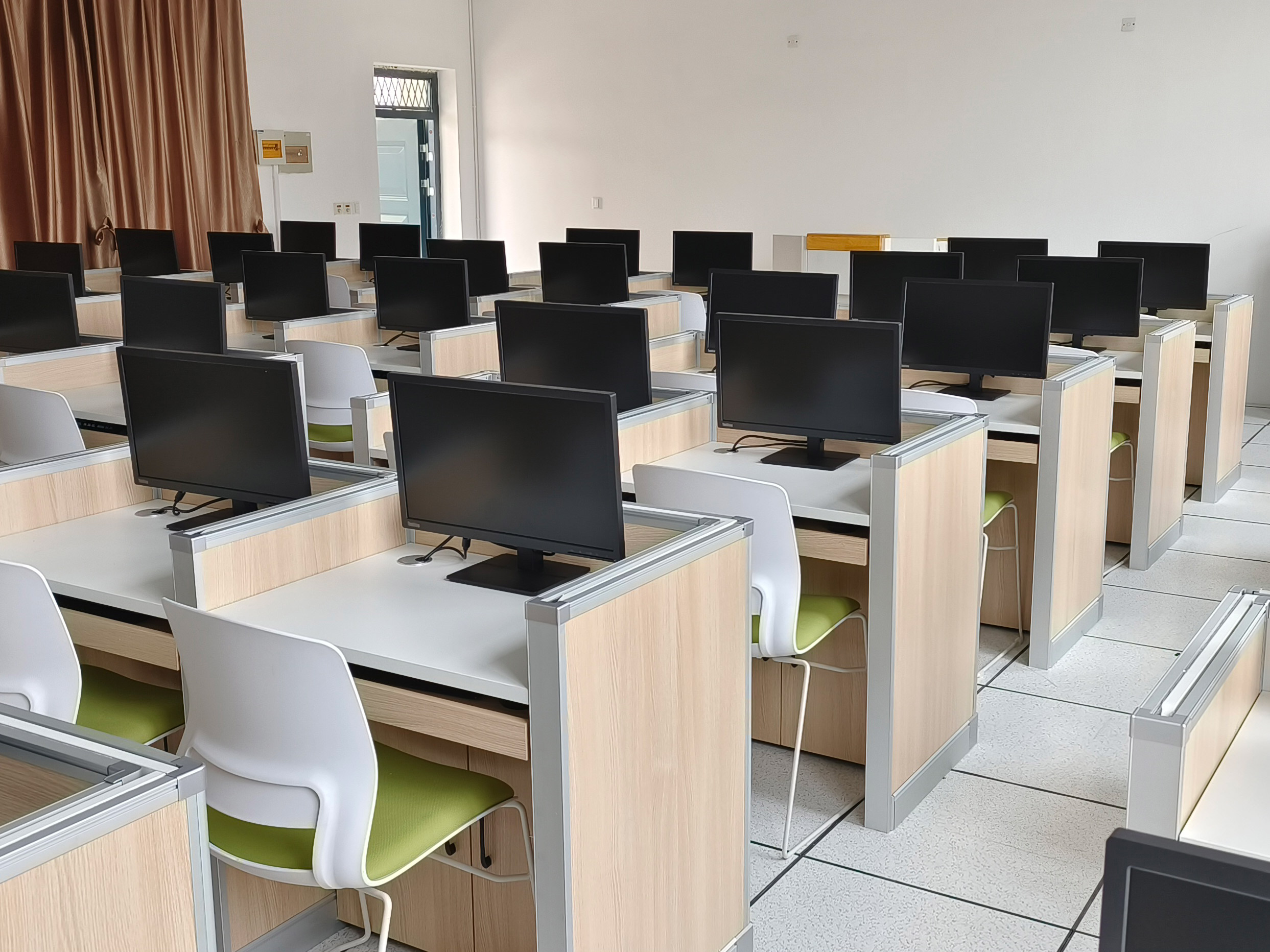 安徽治金科技職業(yè)學院升降屏風語音教室