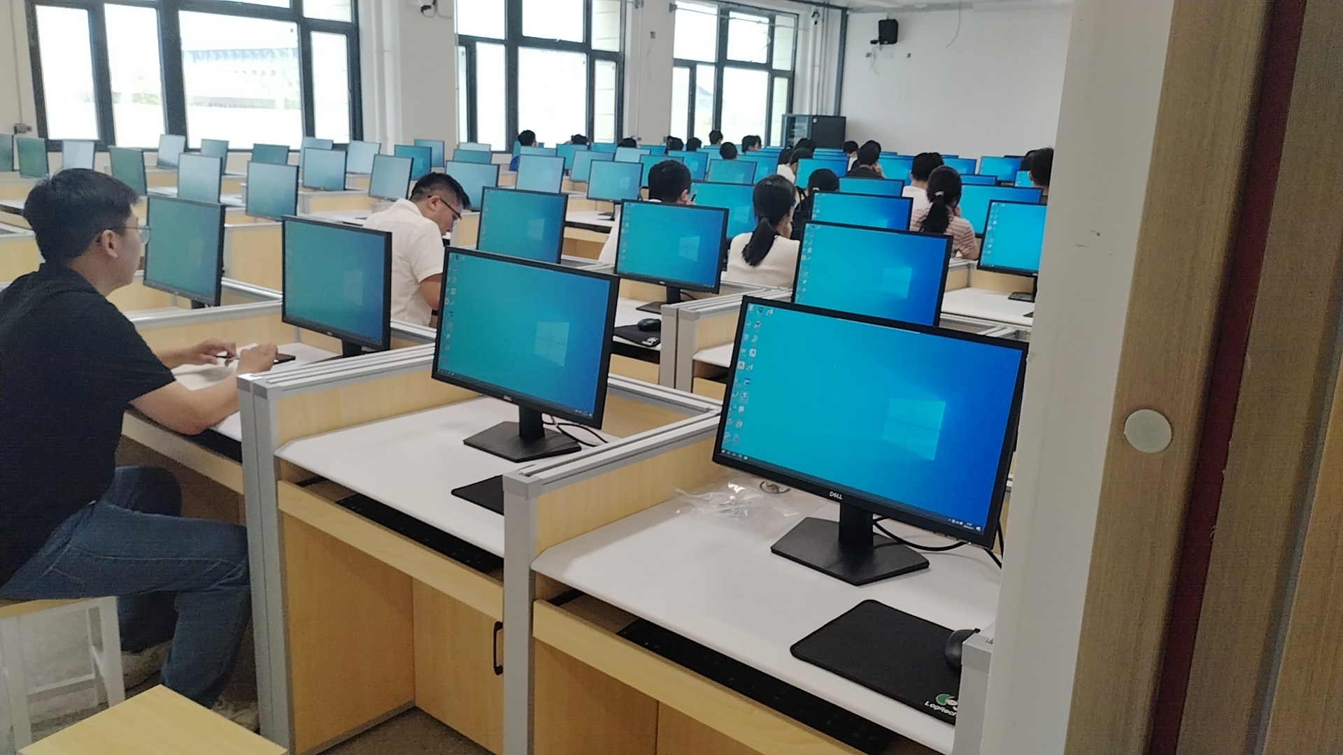 屏風降下，做普通教室使用