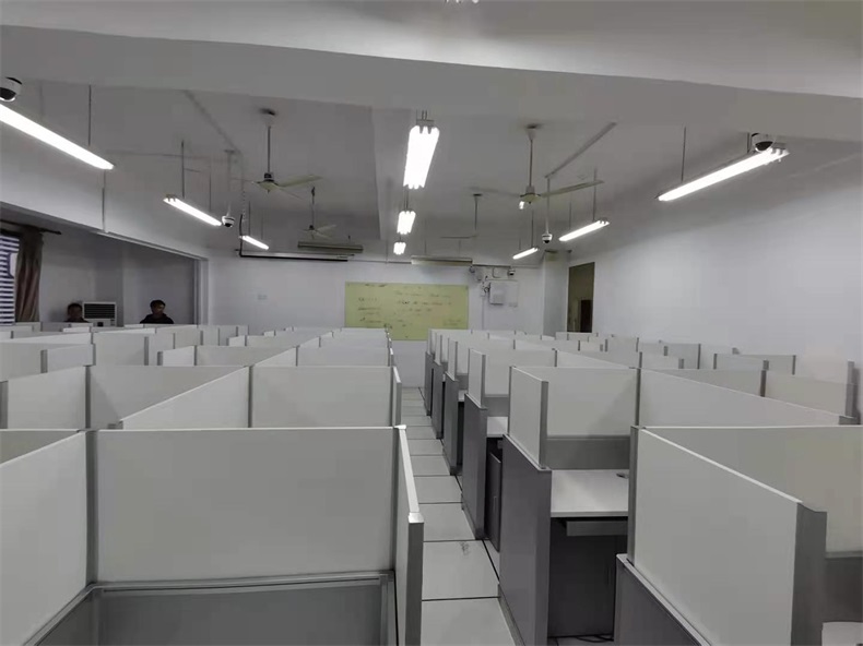 上海市工程建筑學校升降屏風語音考試桌